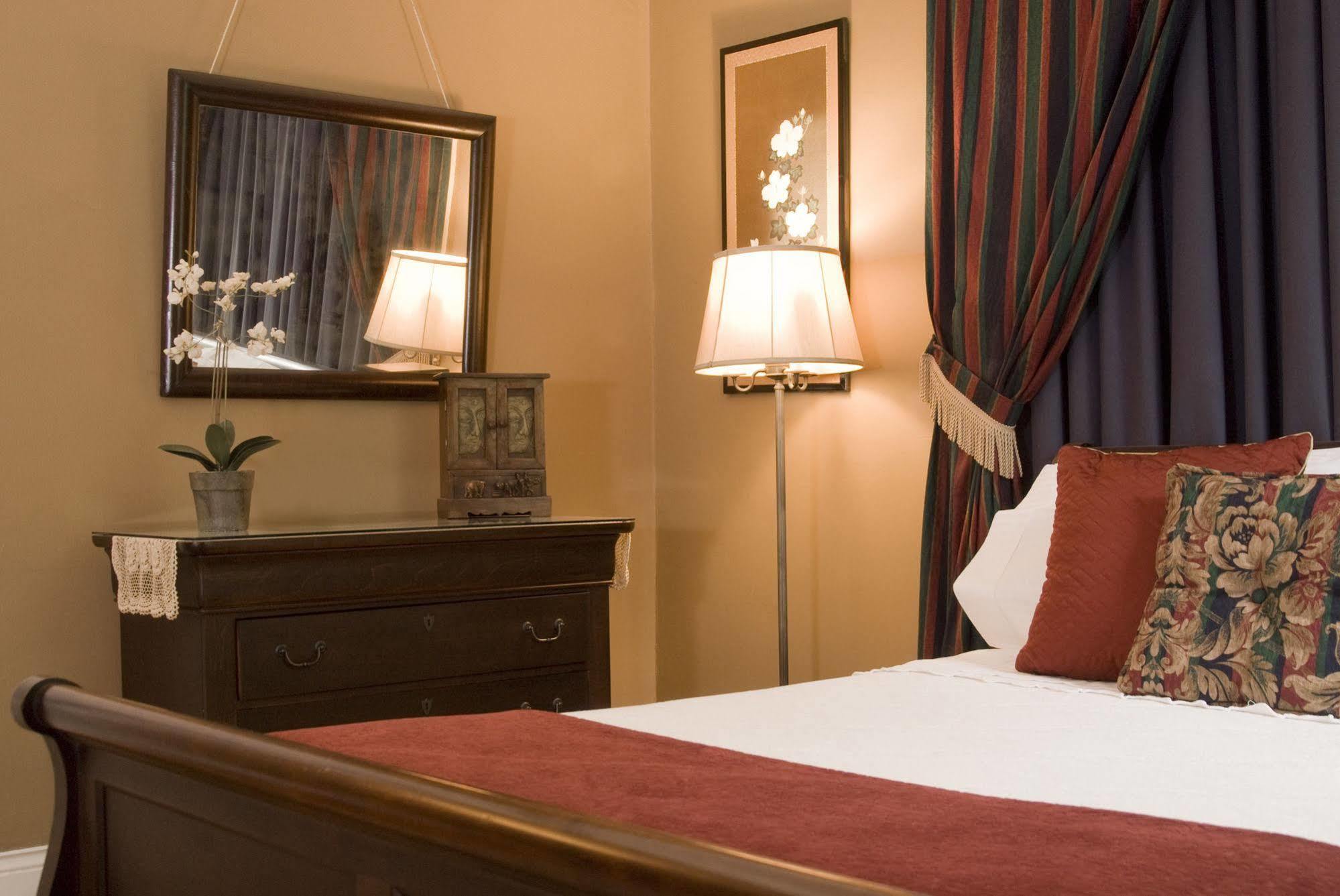 Deluxe Queen Room